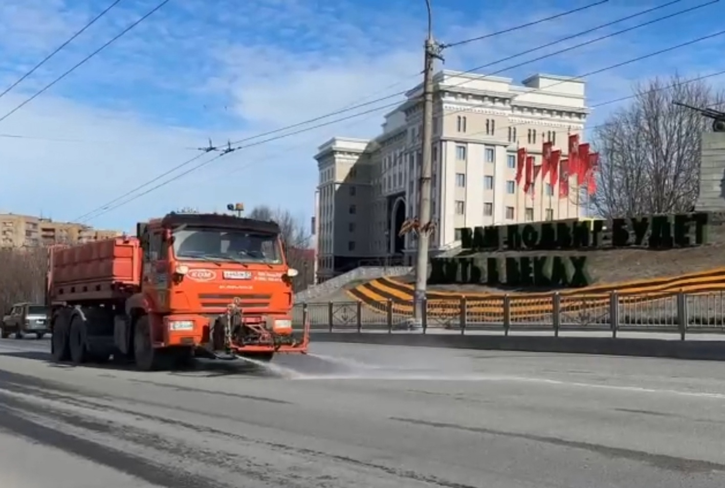 Главные магистрали Мурманска снова моют шампунем