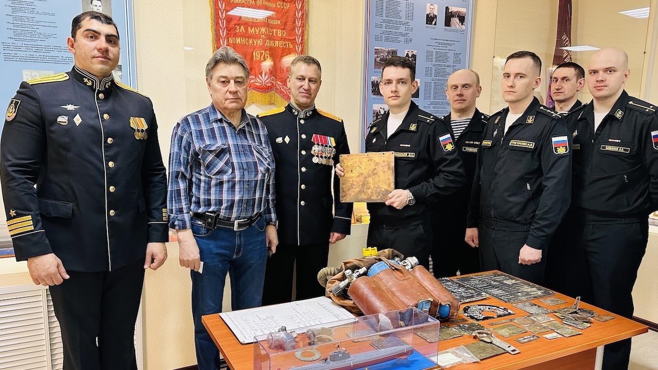 Дыхательный аппарат и шильдики — музей Кольской флотилии в Полярном пополнился артефактами с подлодок