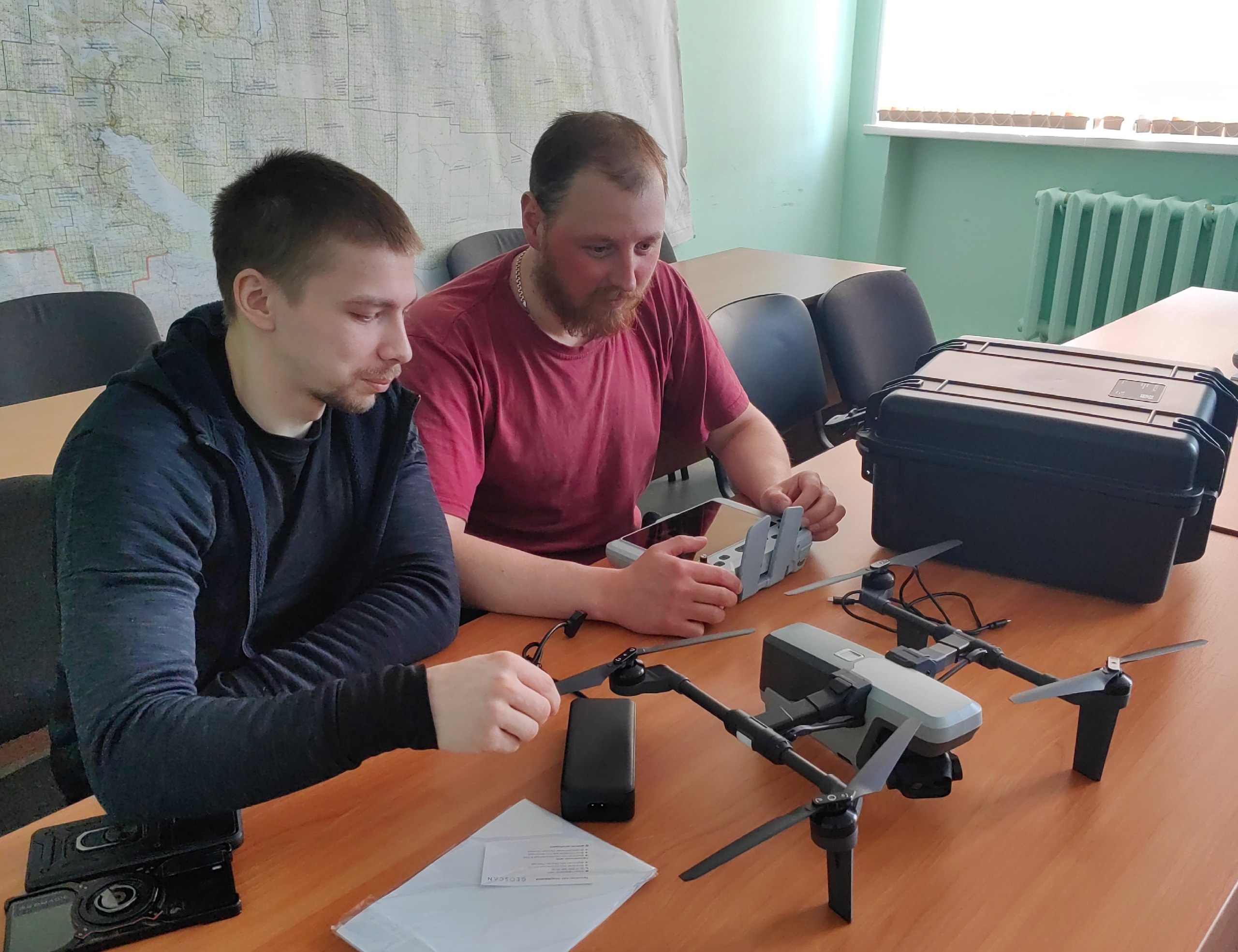Увидит огонь в сильном дыму: новые беспилотники осваивают сотрудники Мурманской авиабазы