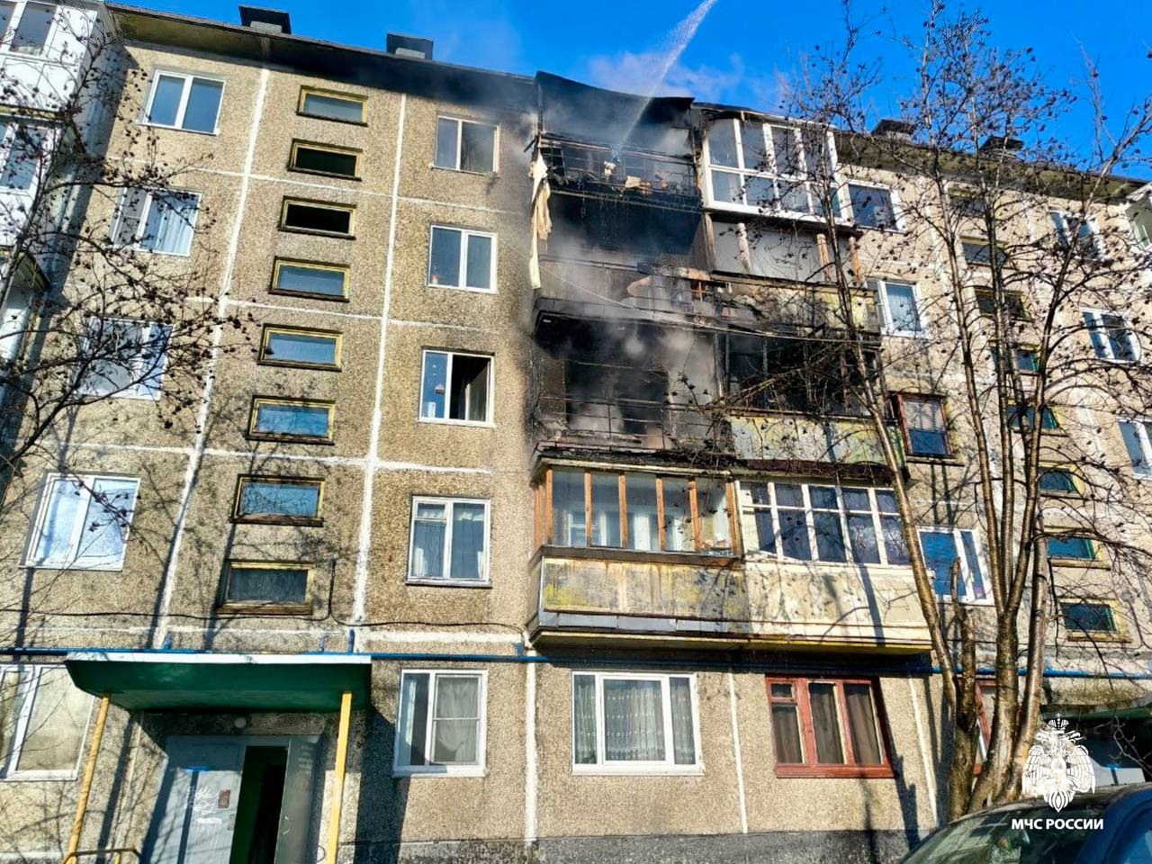 Обгорели 3 балкона, повреждены 6 квартир: последствия пожара в доме на пр. Кольском в Мурманске