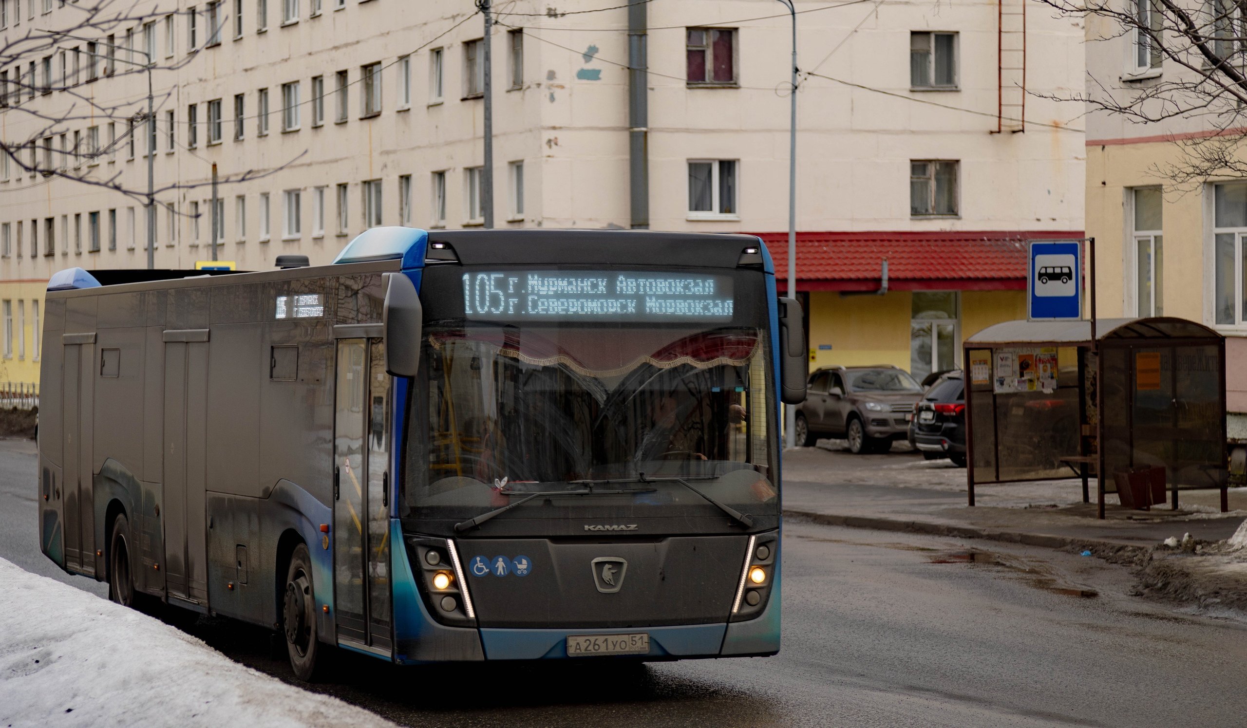 «Собирается больше 100 человек»: пассажиры по вечерам штурмуют автобус в Североморск — соцсети