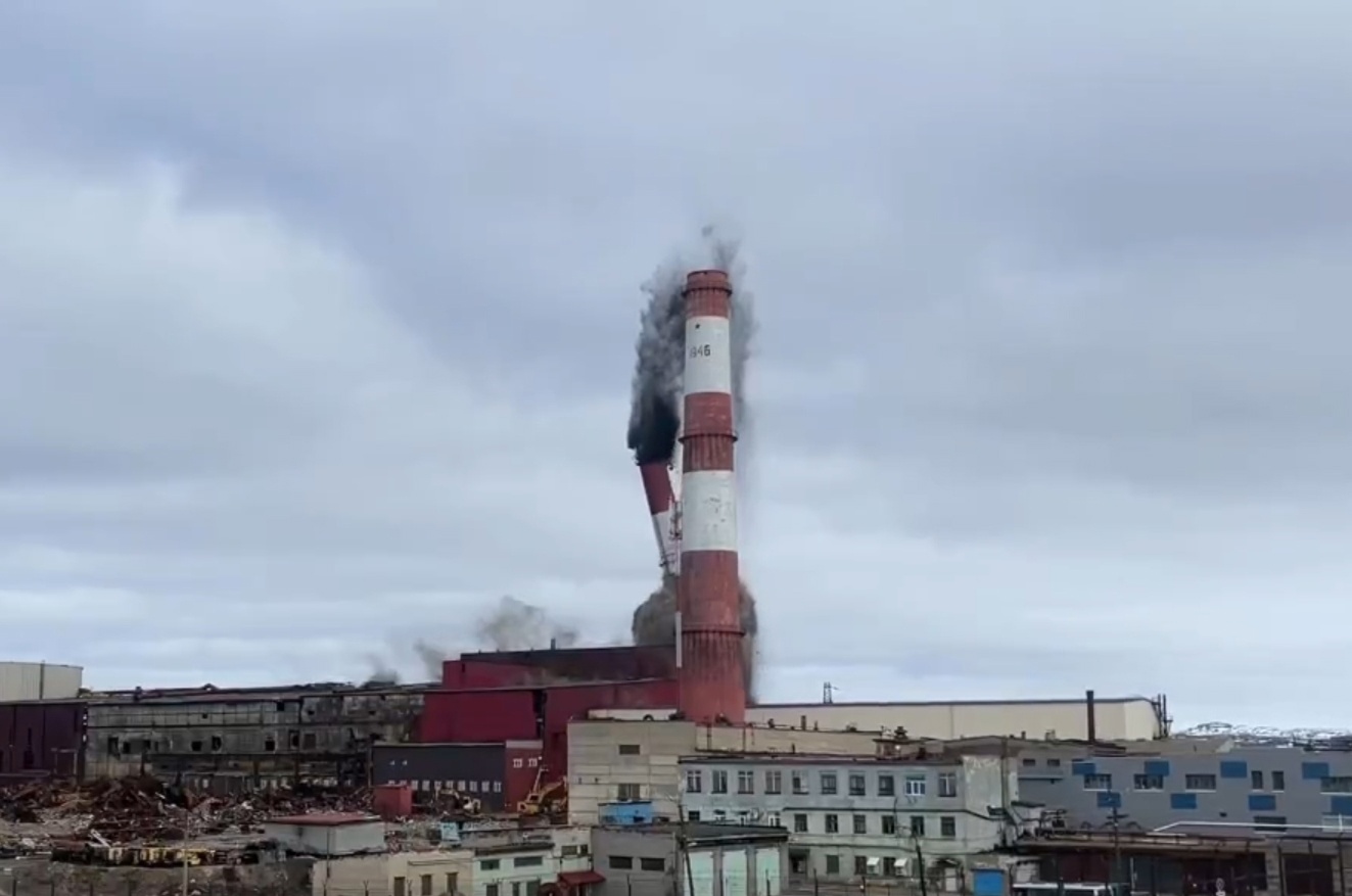 В Никеле демонтировали вторую трубу на территории закрытого плавильного цеха