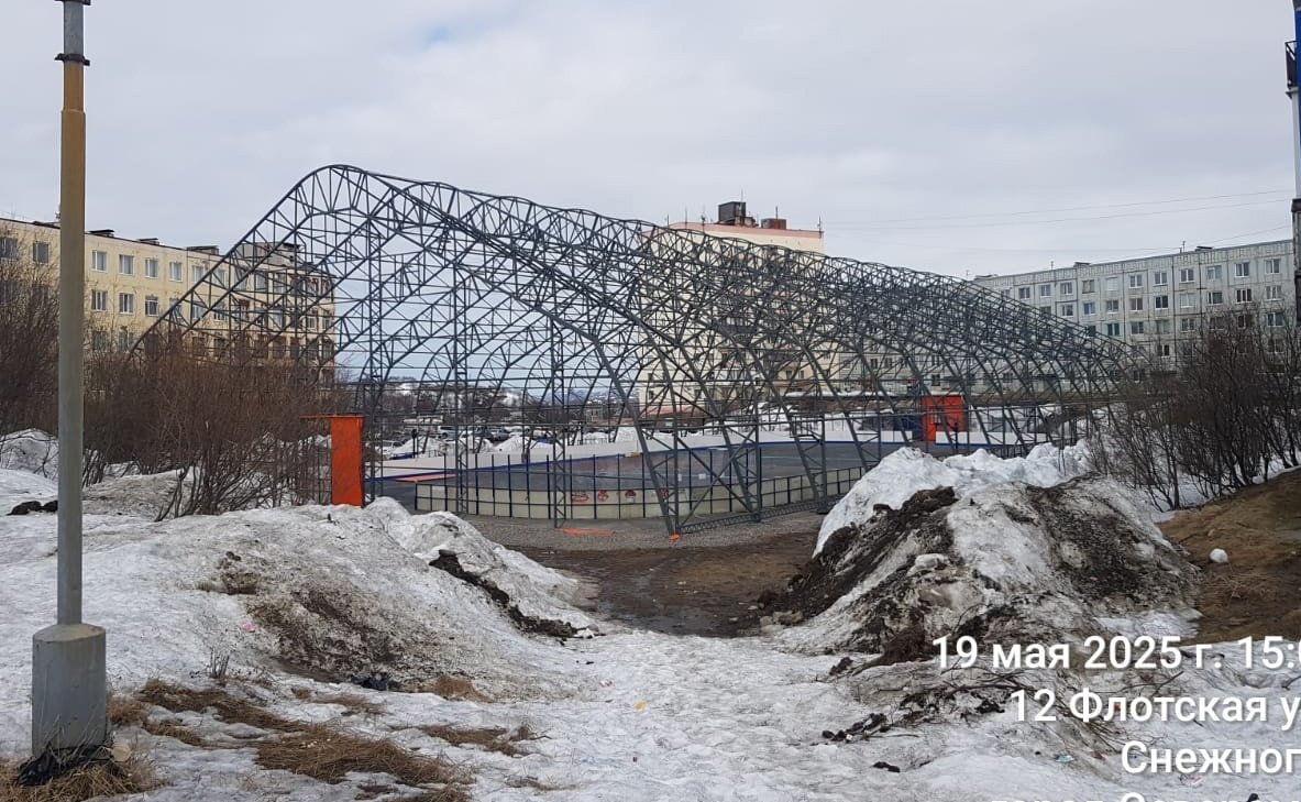 Хоккейный корт в Снежногорске остался без тентового полотна