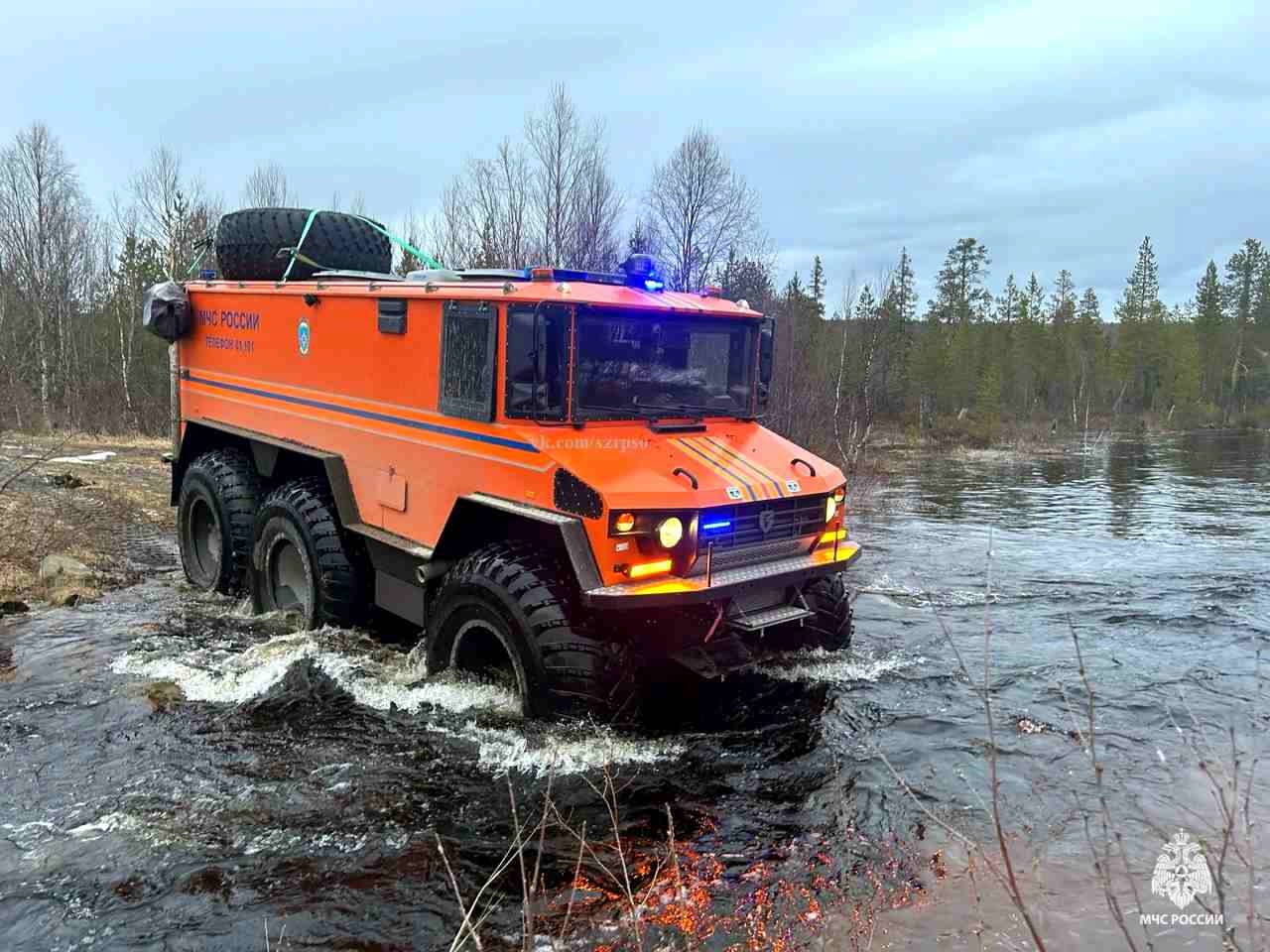На Верхнетуломском водохранилище попали в беду туристы – спасатели разыскали их на вездеходах