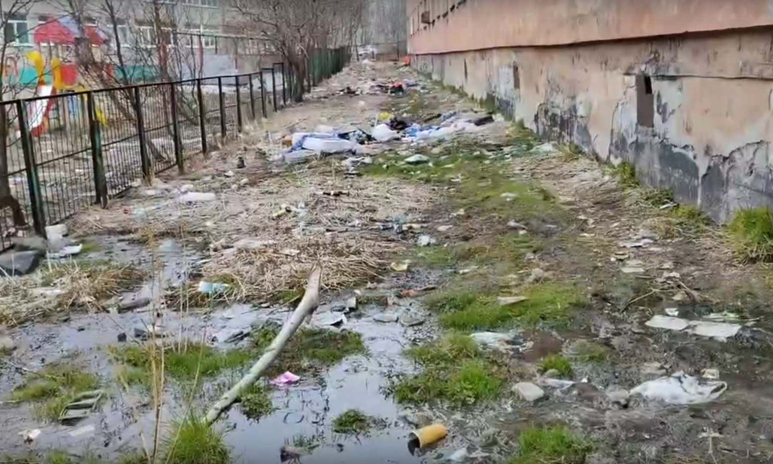 Дом на ул. Свердлова в Мурманске утопает в мусоре, в подвале — вода, из стен валятся кирпичи