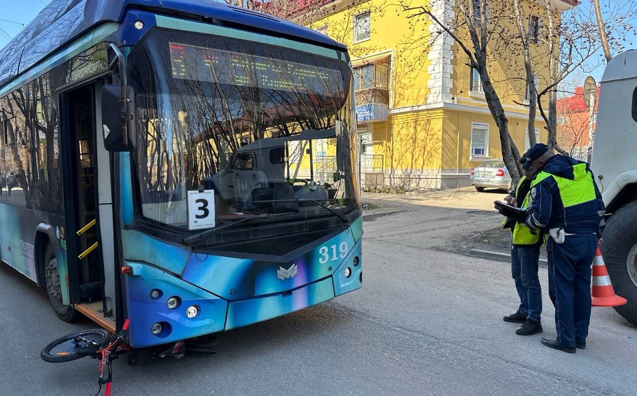 Юный велосипедист выехал на дорогу и попал под троллейбус в центре Мурманска
