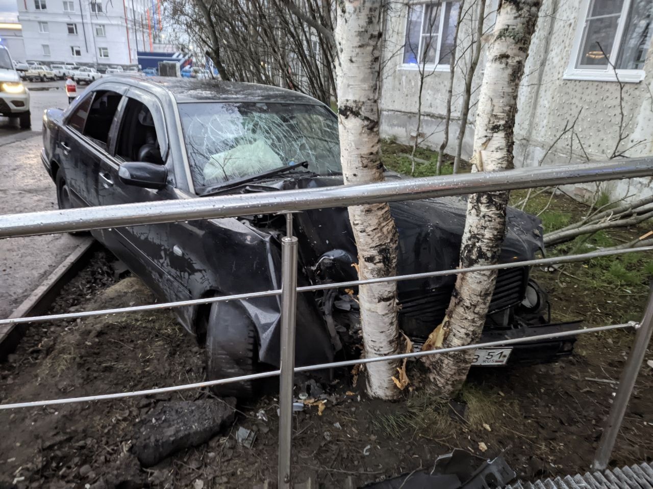 Во дворе Оленегорска иномарка врезалась в березы у дома