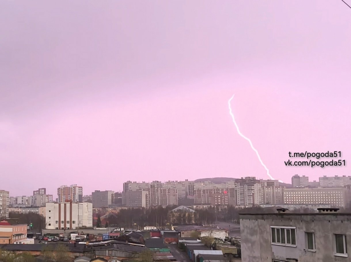 В Мурманске прошла первая весенняя гроза – молния ударила в телевышку