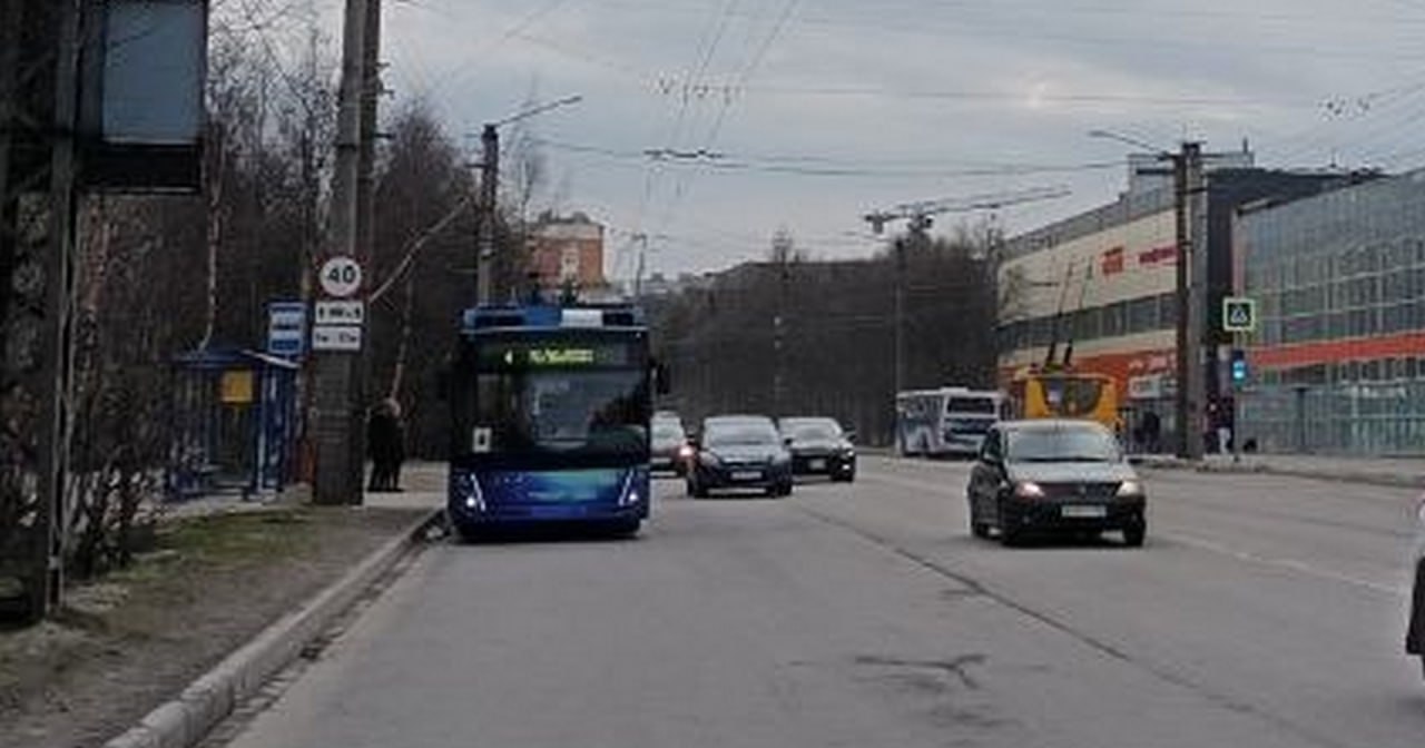 В мурманском троллейбусе упала и получила травмы 82-летняя пассажирка