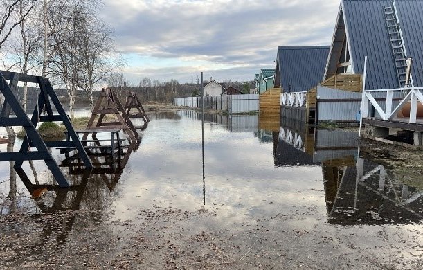 В Коле поднялся уровень воды — в зоне подтопления оказались дома в Кильдинстрое