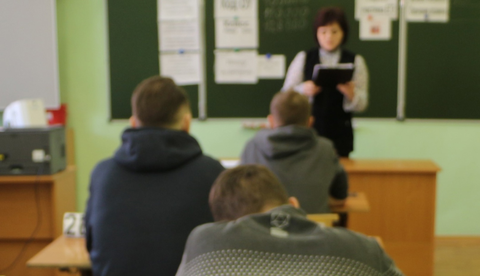 В Мурманской области за наличие мобильника с ОГЭ выгнали одного школьника