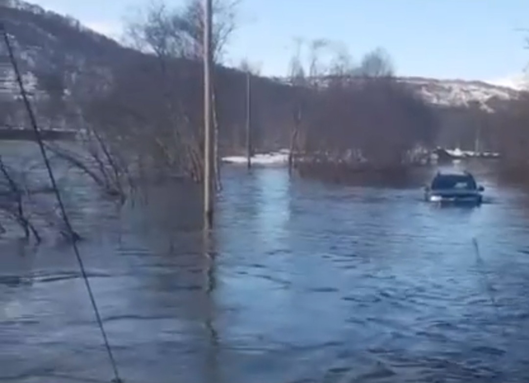 Поднялся уровень воды в Титовке – затоплена часть проезда к Рыбачьему