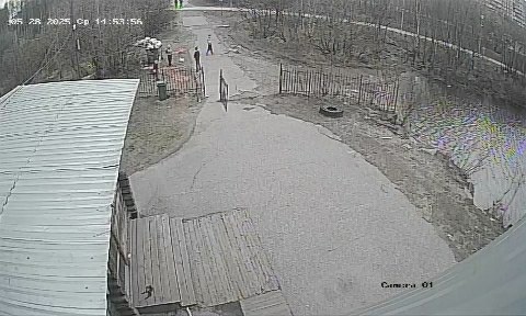 В Мурманске хулиганы наколотили бутылок возле Домика моржей – стекла в озере и на берегу