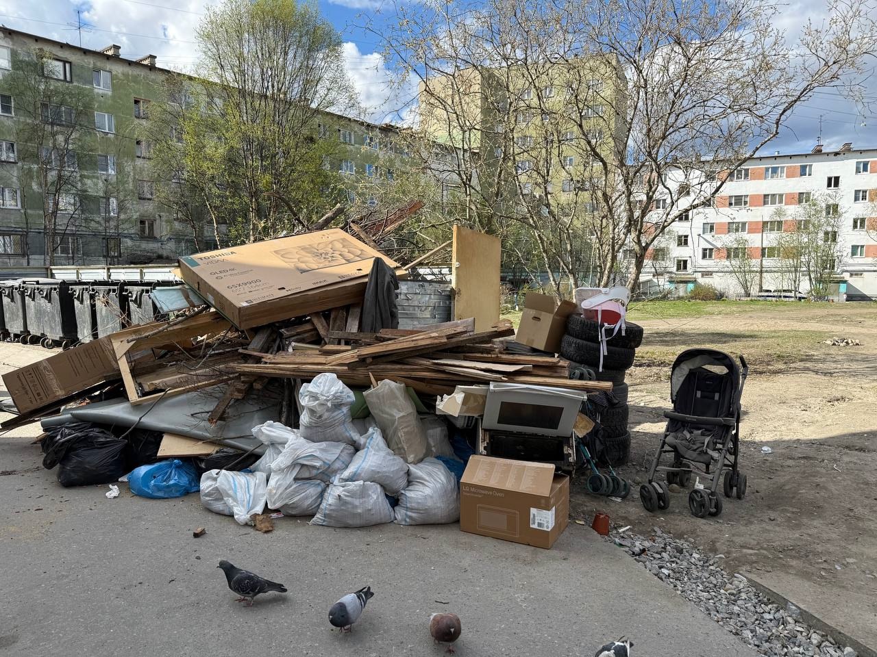 В Мурманске, Ловозере и Ковдоре захламили строительным мусором контейнеры во дворах