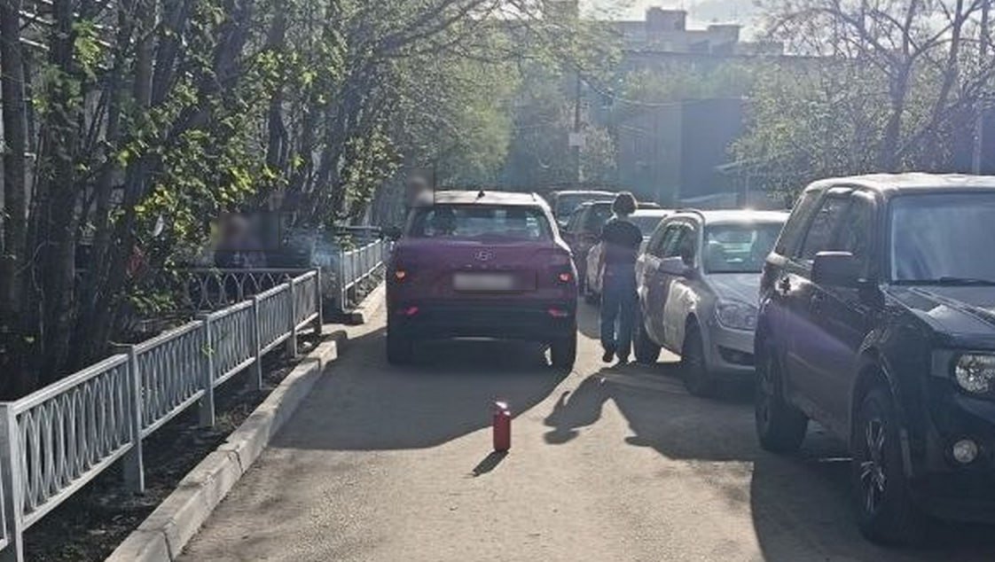 Выбежал и попал прямо под колеса: в мурманском дворе в ДТП пострадал ребенок