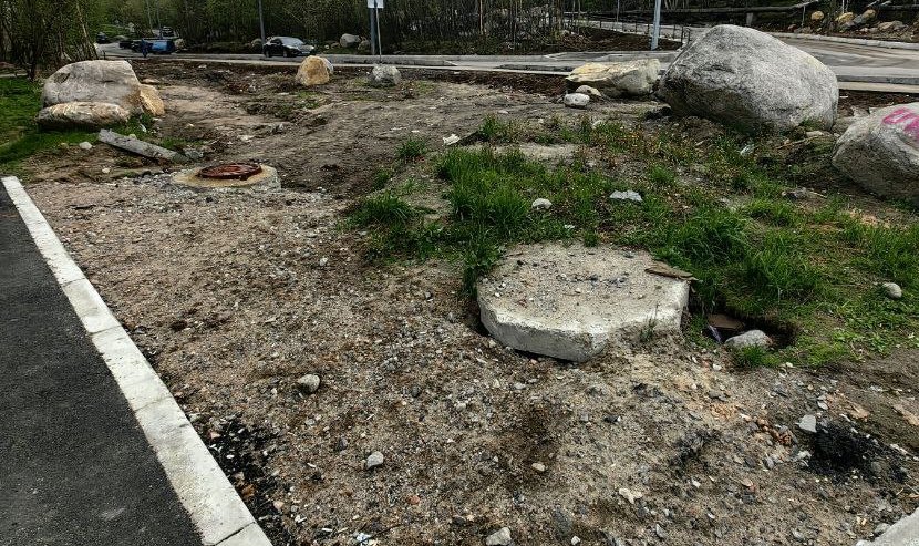 Огромные валуны и пандус из грязи: мурманчане уже год ждут благоустройства после «раскопок»