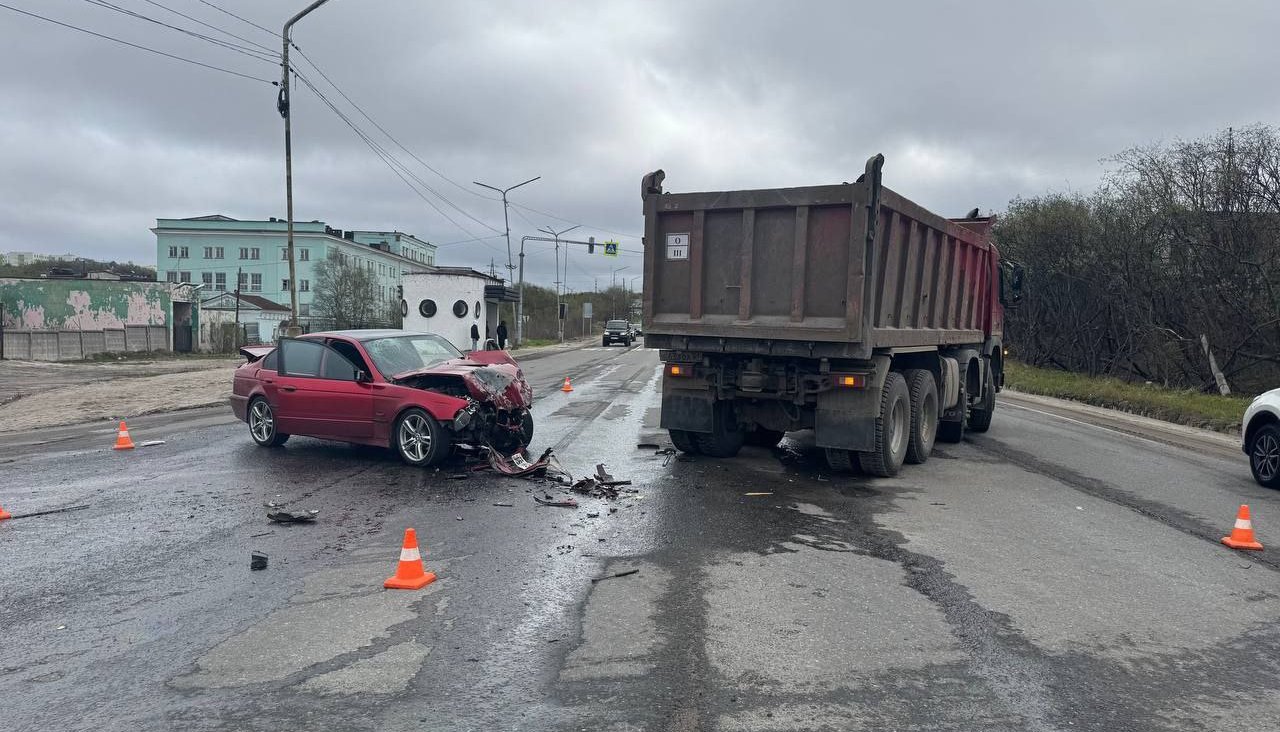 В Североморске грузовик не пропустил BMW — водитель легкового авто в больнице