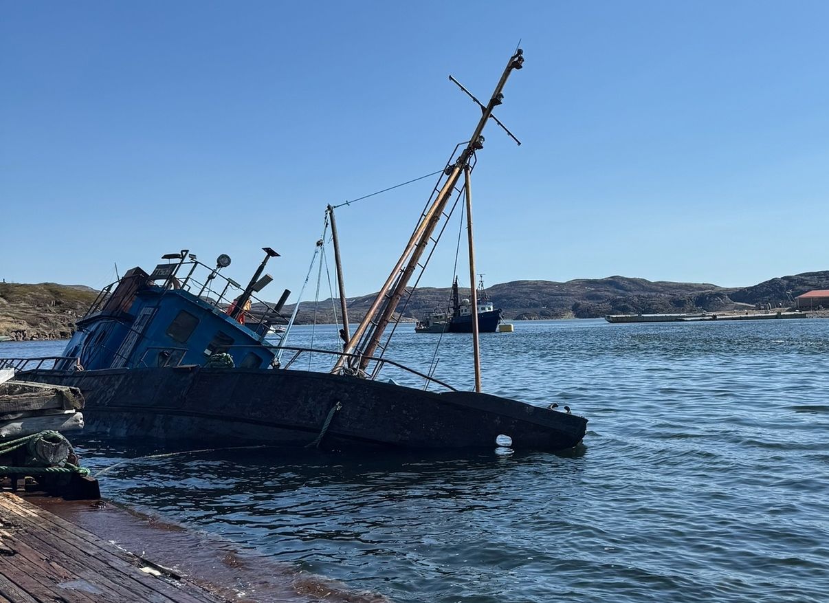 Возле севшего на мель судна в Териберке проверяют воду на загрязнение нефтепродуктами