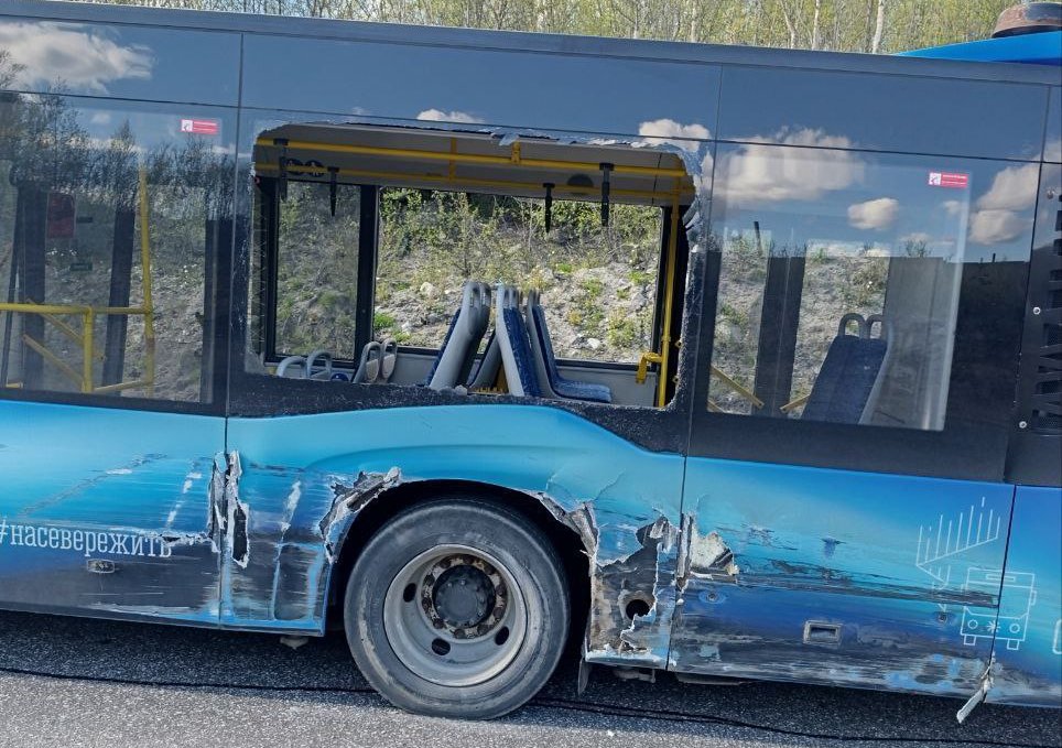 На дороге к Североморску рейсовый автобус врезался в бетонное ограждение, есть пострадавшие