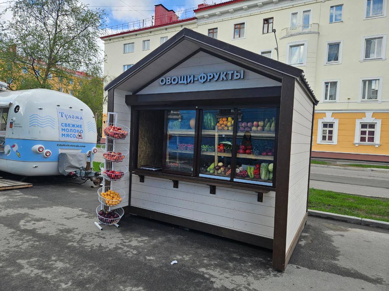 В центре Мурманска овощами и фруктами теперь торгуют в «пряничном» домике