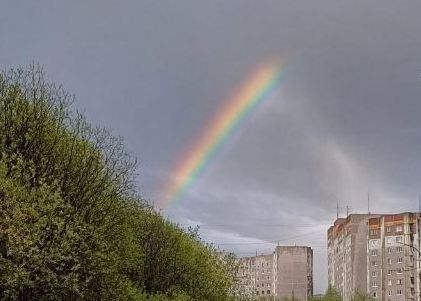 Яркая радуга раскрасила мурманские тучи