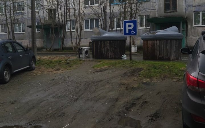 В Апатитах парковку для инвалидов разместили на скользком склоне с бордюром — соцсети