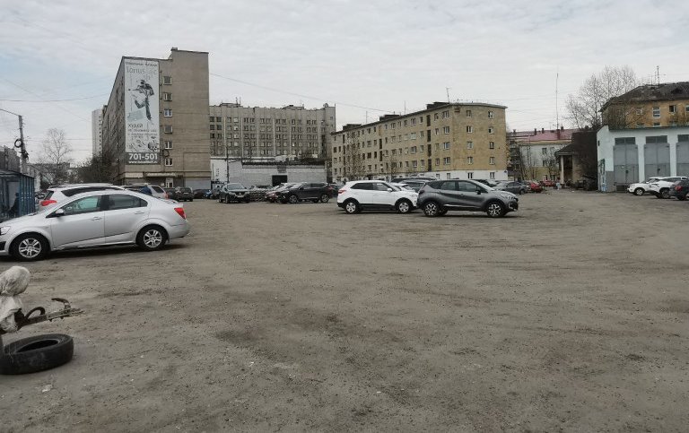 В Мурманске рассматривают возможность оборудования паркинга за «Меридианом»