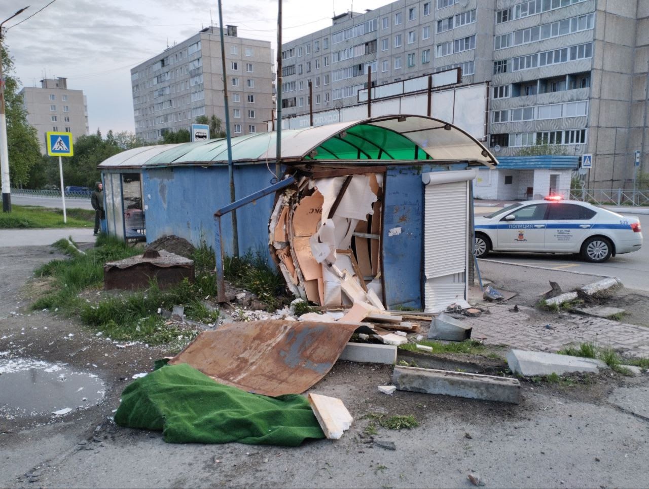 Ночью в Мурмашах иномарка протаранила остановочный павильон