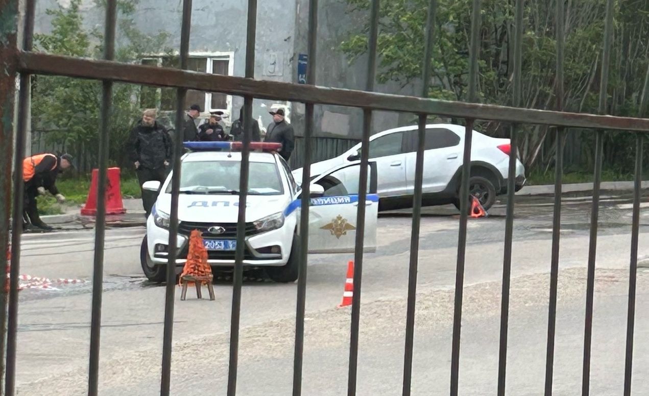 В Мурманске на Радищева провалился асфальт — в яму попала машина