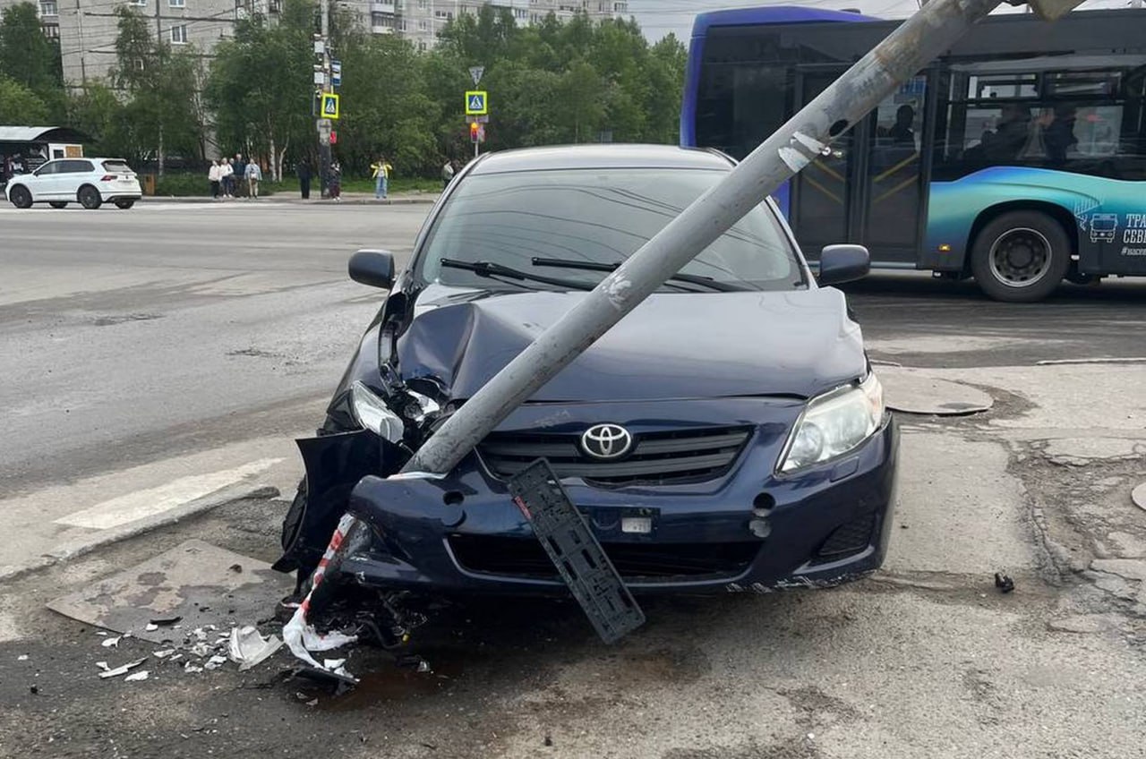 Сбитого на перекрестке в Мурманске 62-летнего пешехода госпитализировали в реанимацию