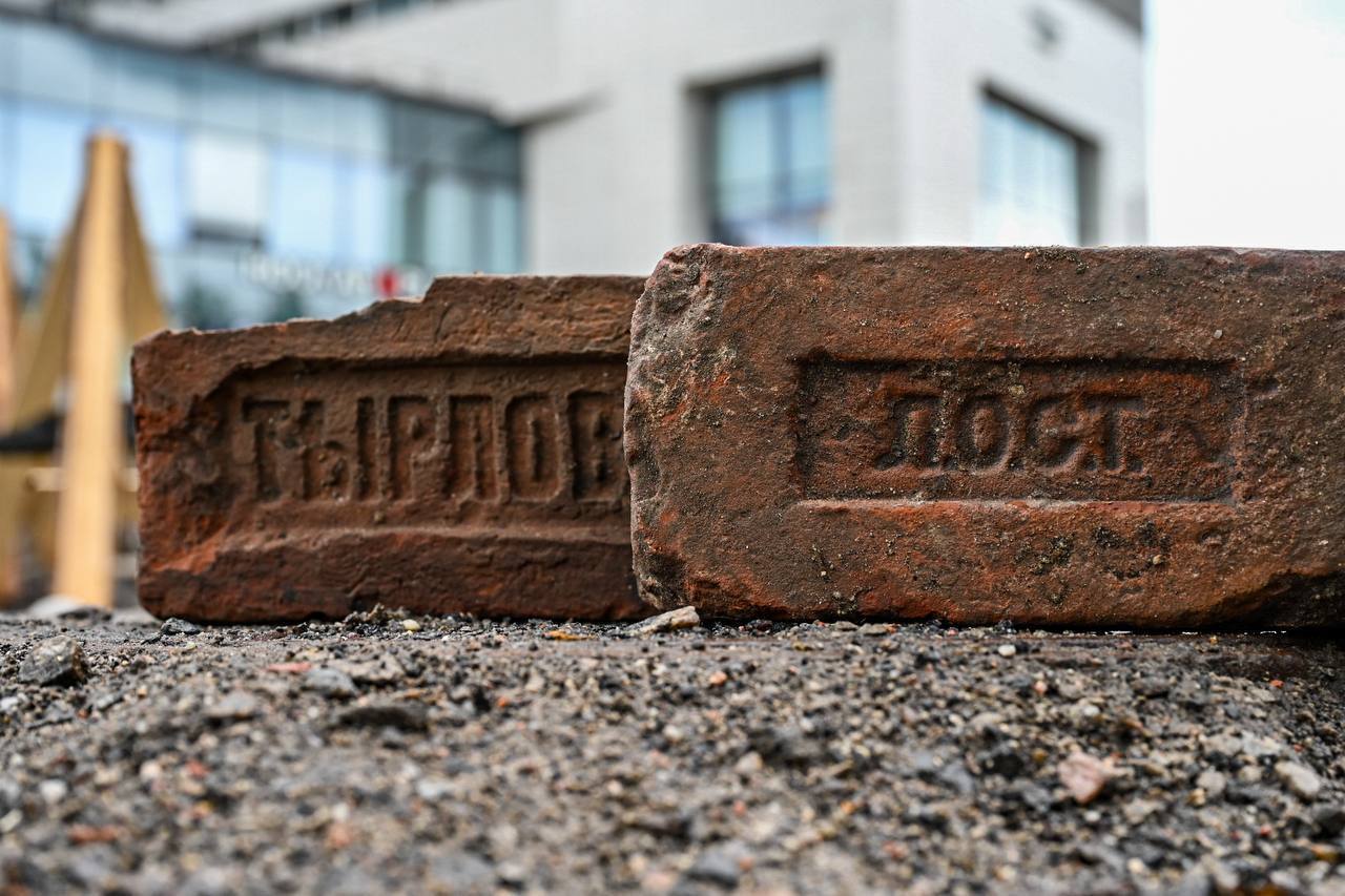 В Мурманске при реконструкции ул. Ленинградской строители нашли вековые клейменые кирпичи