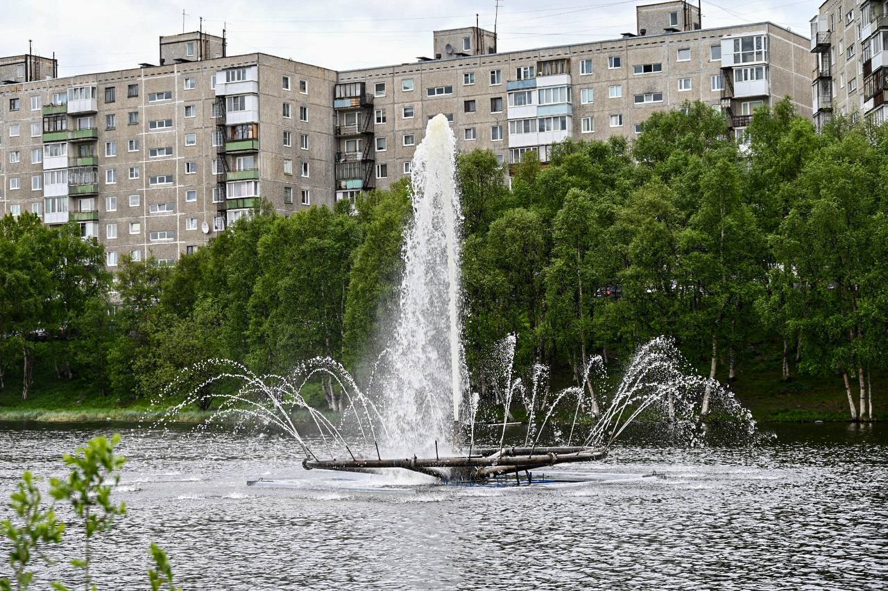 В Мурманске на озере Глубоком запустили фонтан