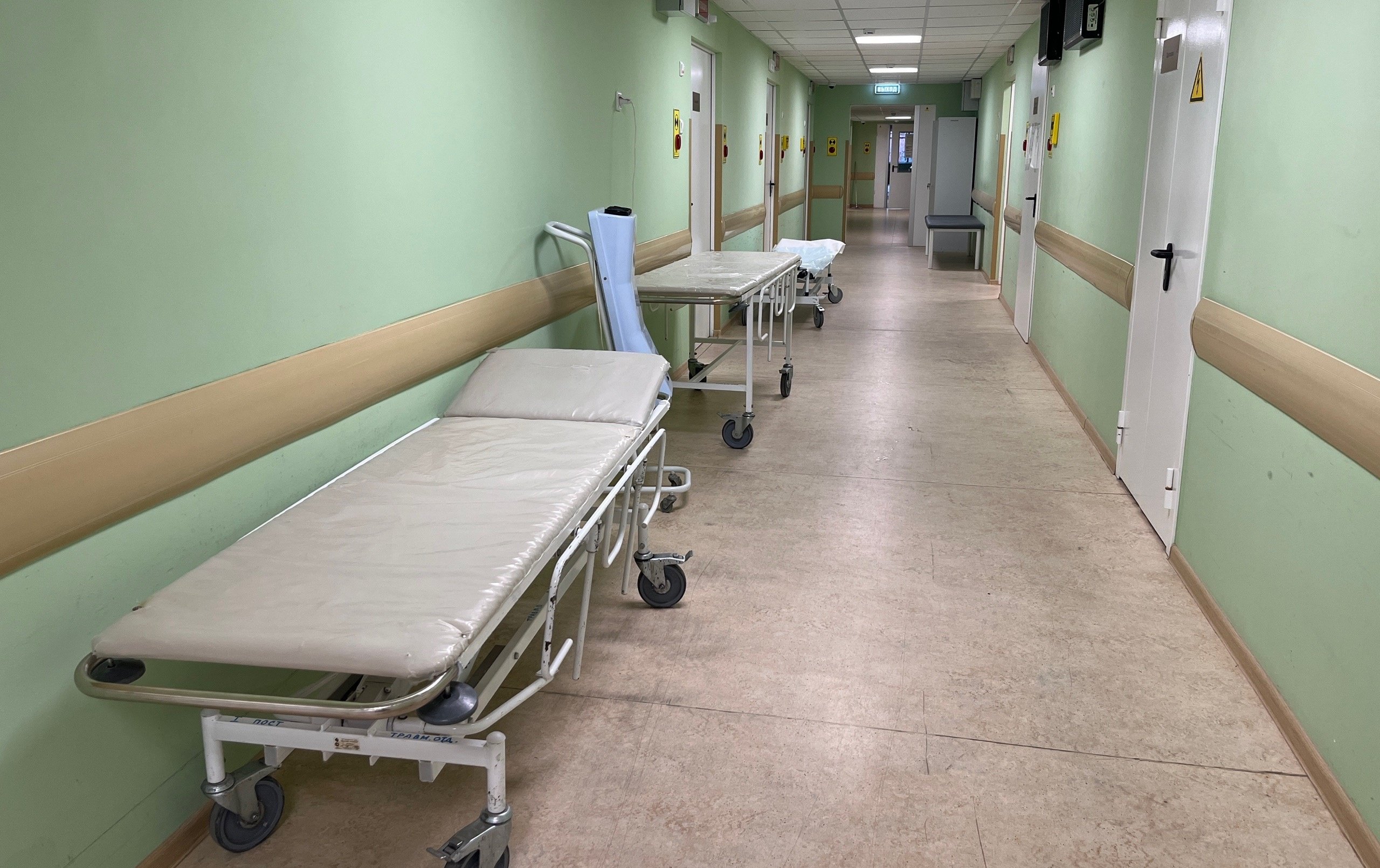 В Апатитах юный велосипедист отвлекся на телефон и сбил пенсионерку — она в больнице с переломом