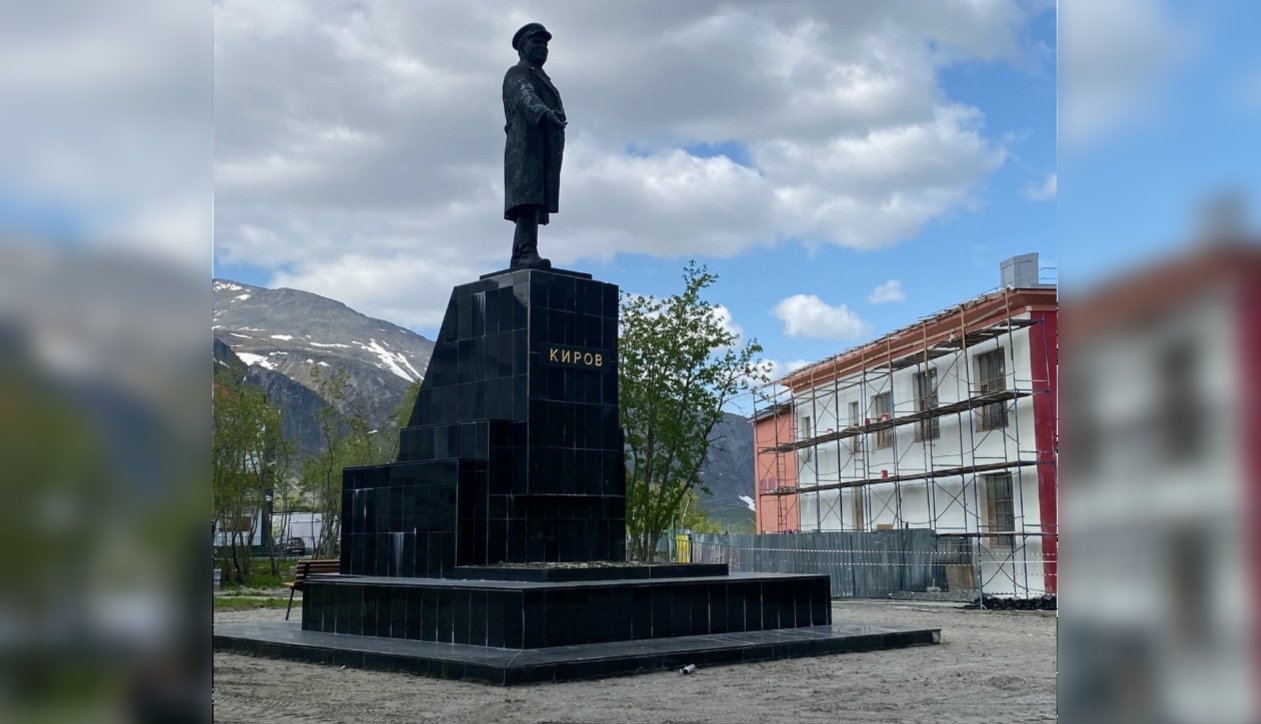В сквере у кинотеатра «Большевик» в Кировске появятся качели и ротонда