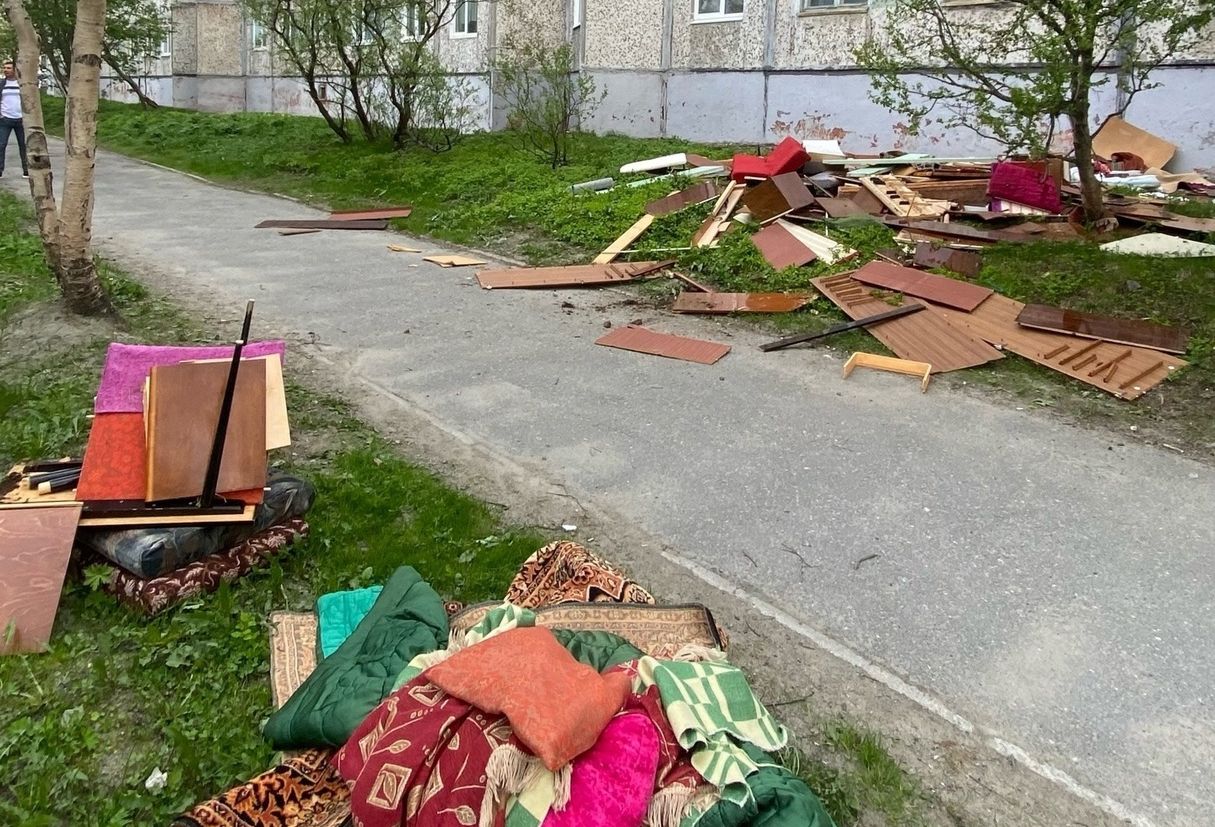 В Кировске жильцы дома выкинули из окон кучу разобранной старой мебели