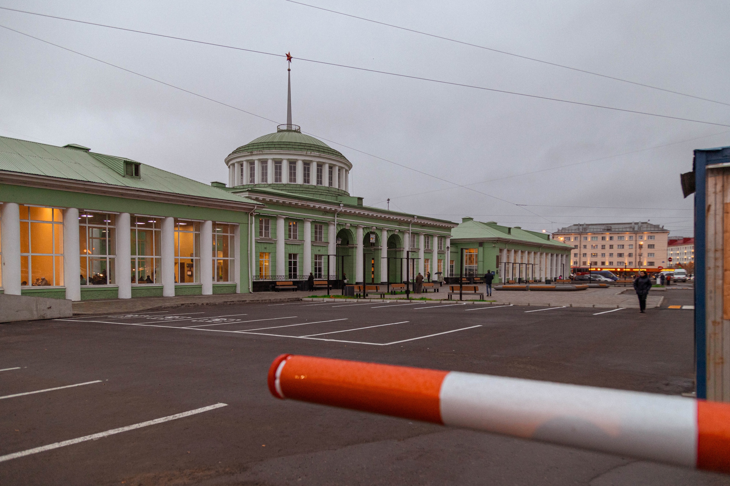 Парковкой возле ж/д вокзала в Мурманске уже 2 недели пользуются бесплатно