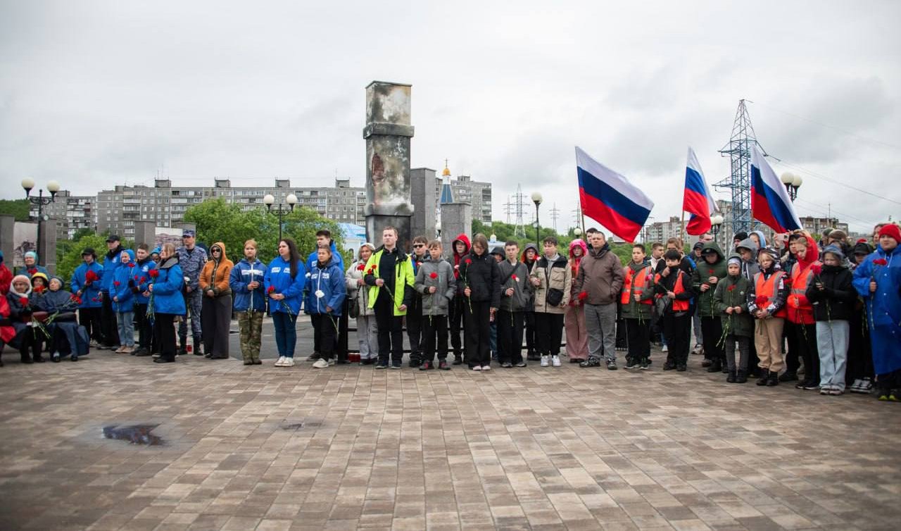 В столице Заполярья у памятника печной трубе прошел митинг, посвященный Дню стойкости и мужества мурманчан