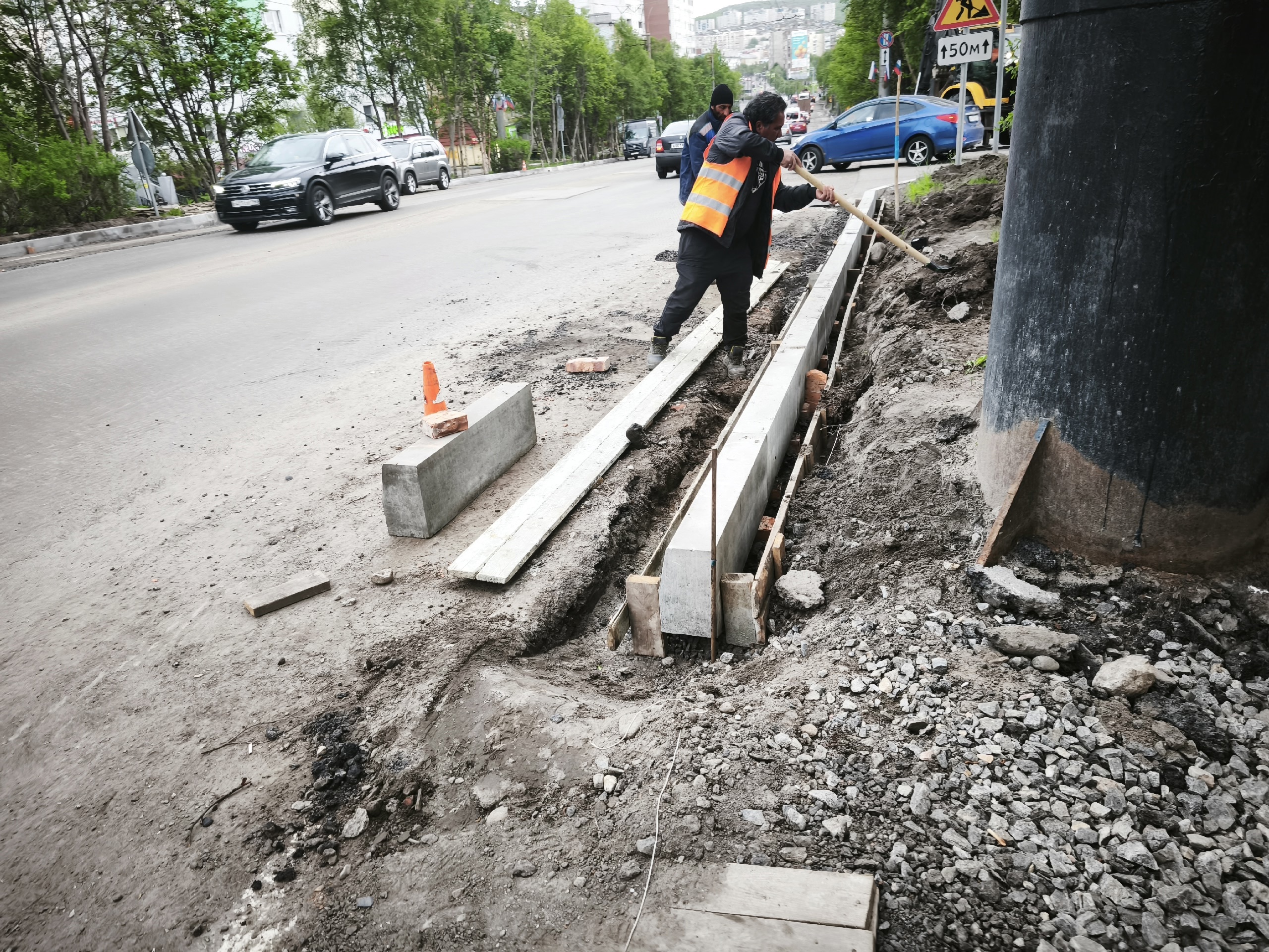 На стройке в центре Мурманска незаконно работали семеро мигрантов