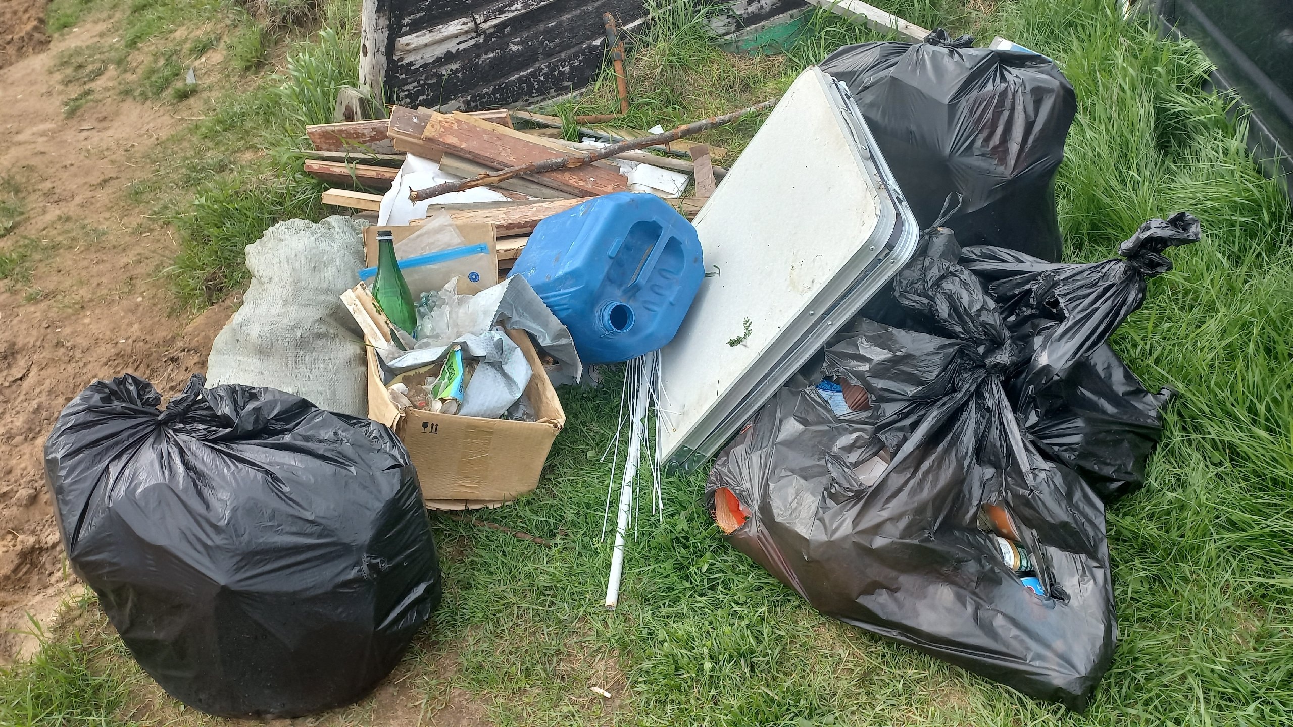 В Варзуге туристы устроили мусорную свалку на берегу реки