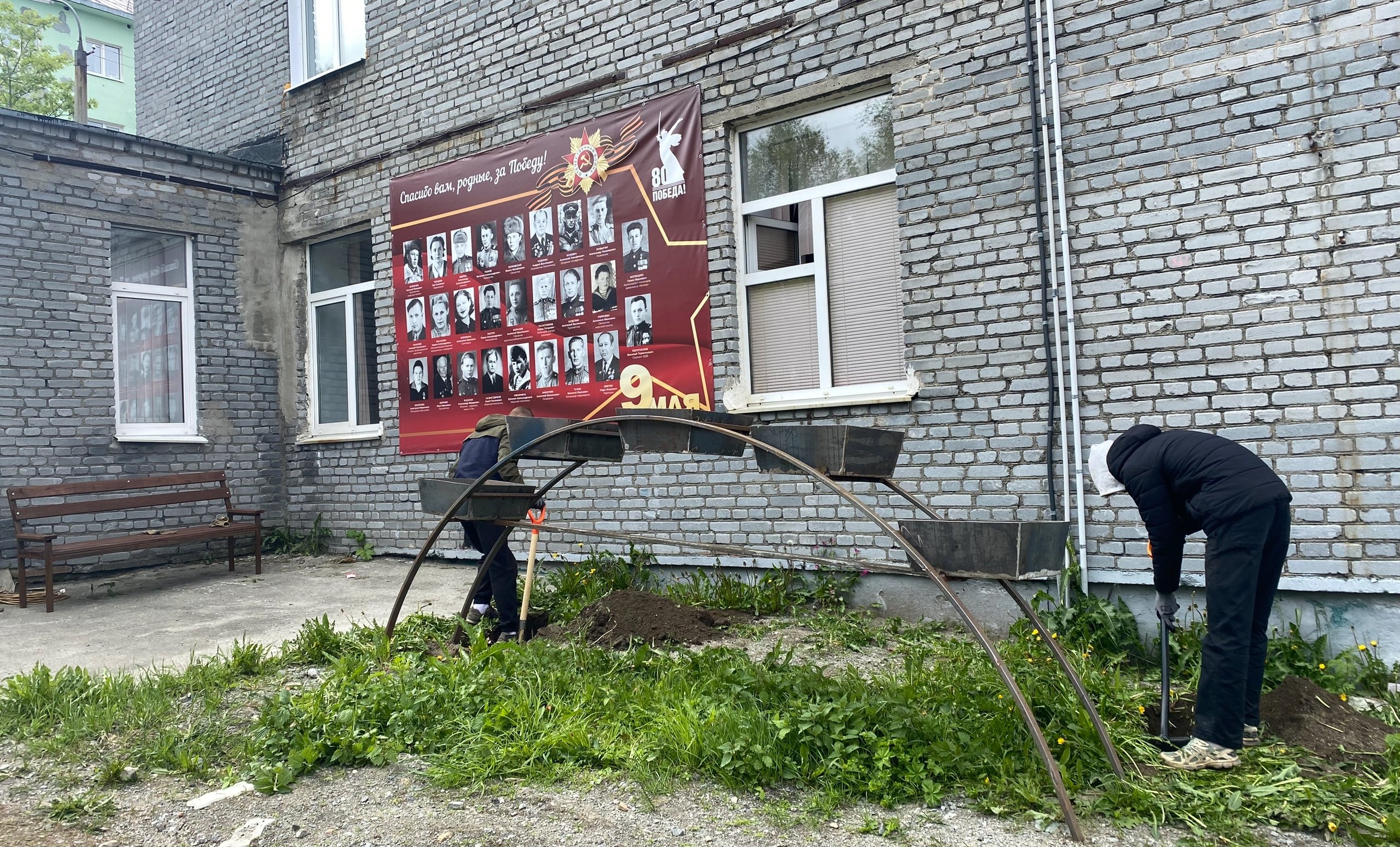 Цветник и скамейка: в Кировске благоустраивают территорию у Совета ветеранов