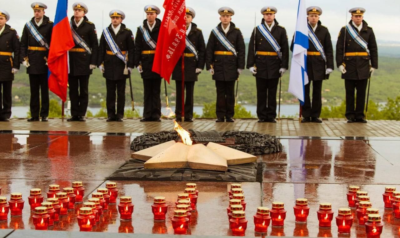 В Мурманске возле мемориала Защитникам Заполярья зажгли «Свечу памяти»