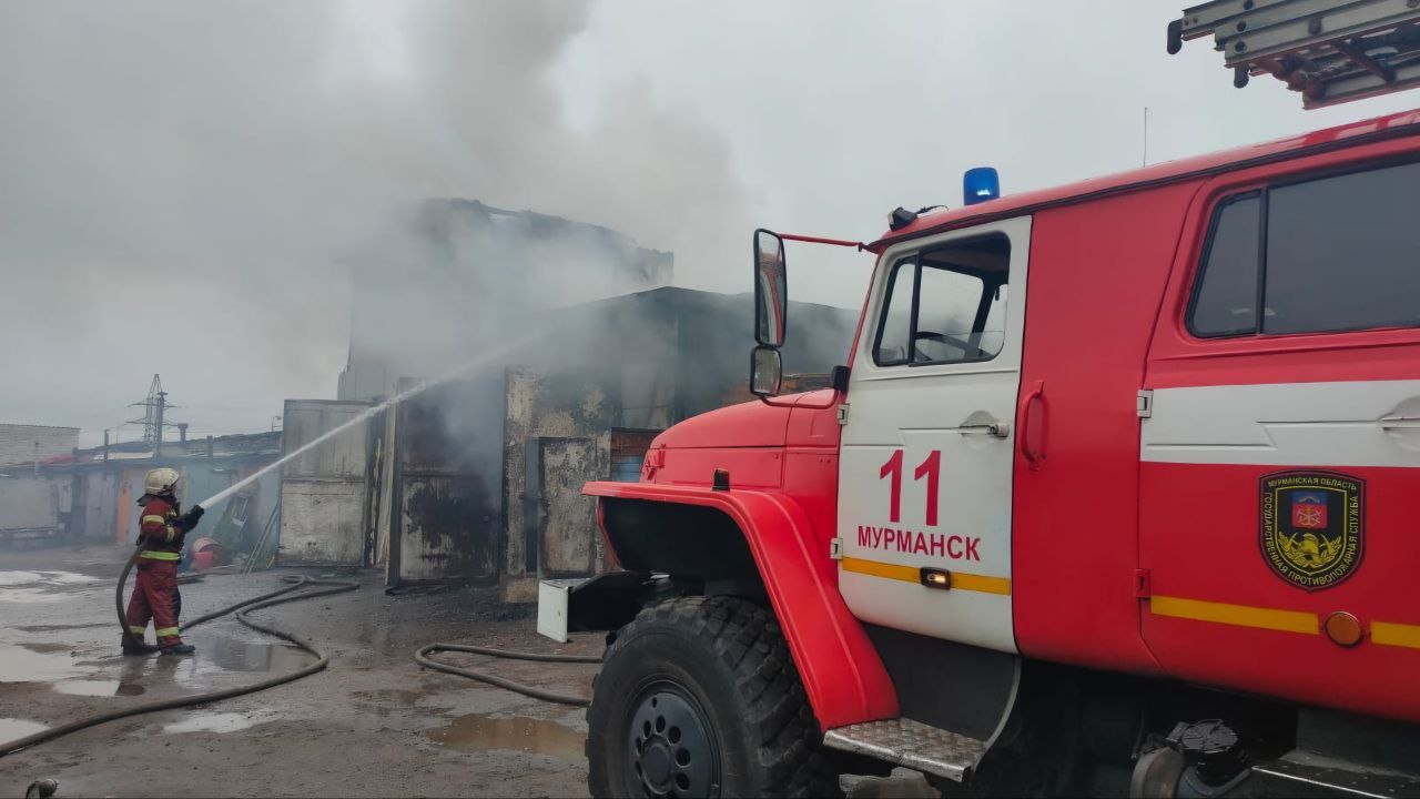 Огонь в мурманском автогородке на ул. Нахимова тушили 13 пожарных