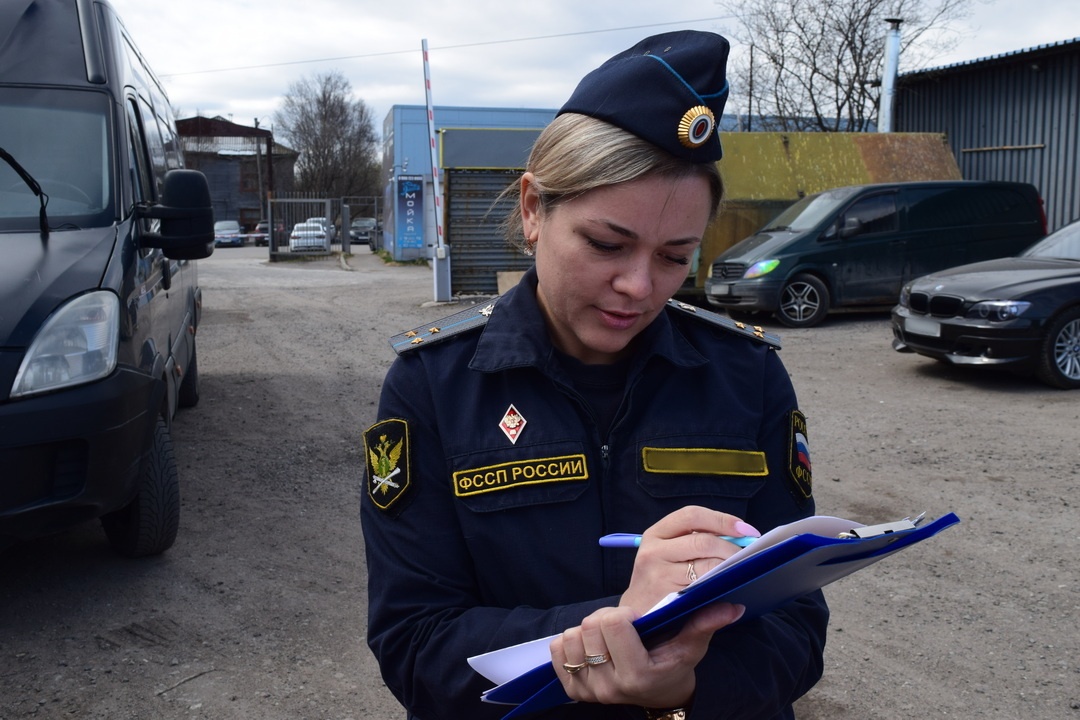 На маршрутки пассажирского перевозчика в Мурманске наложили арест за долги