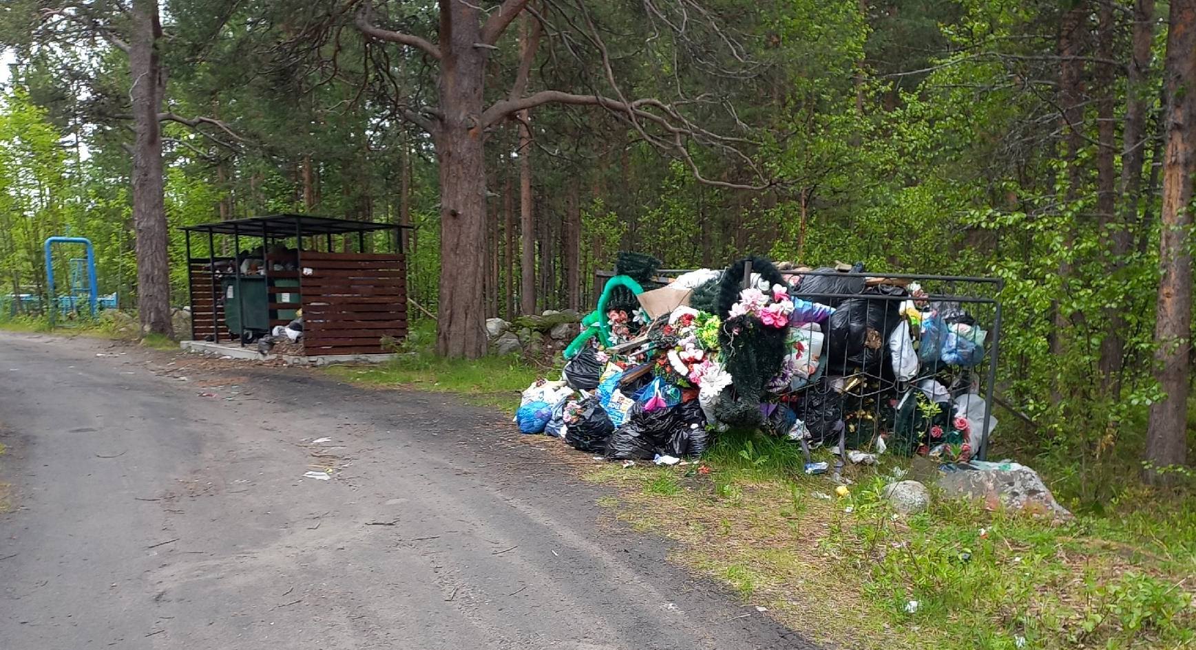 Соцсети: мусор с кладбища в Ревде не вывозят неделями