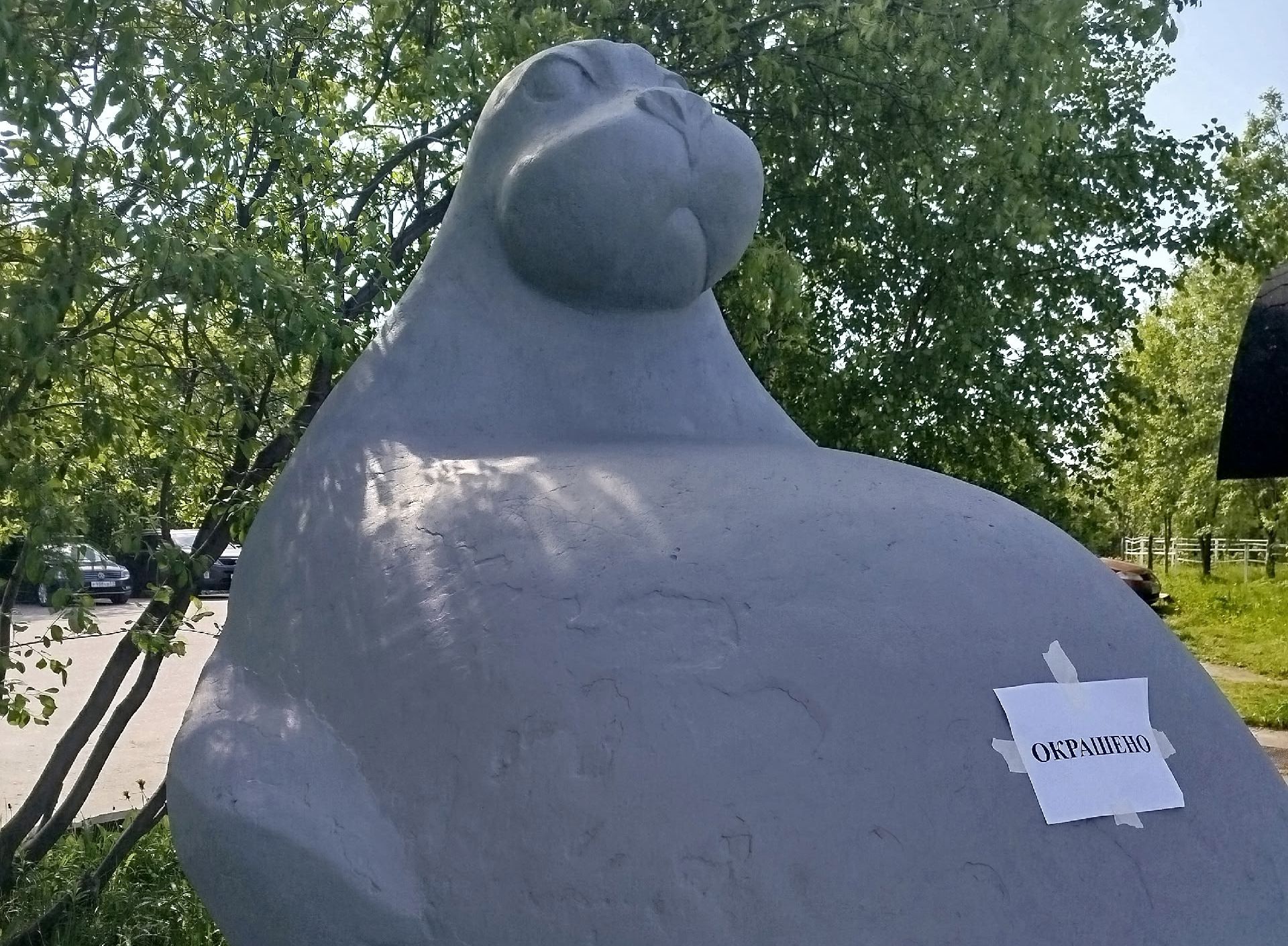 В Мурманске «перелинял» бетонный Иннокентий — скульптуру наконец покрасили