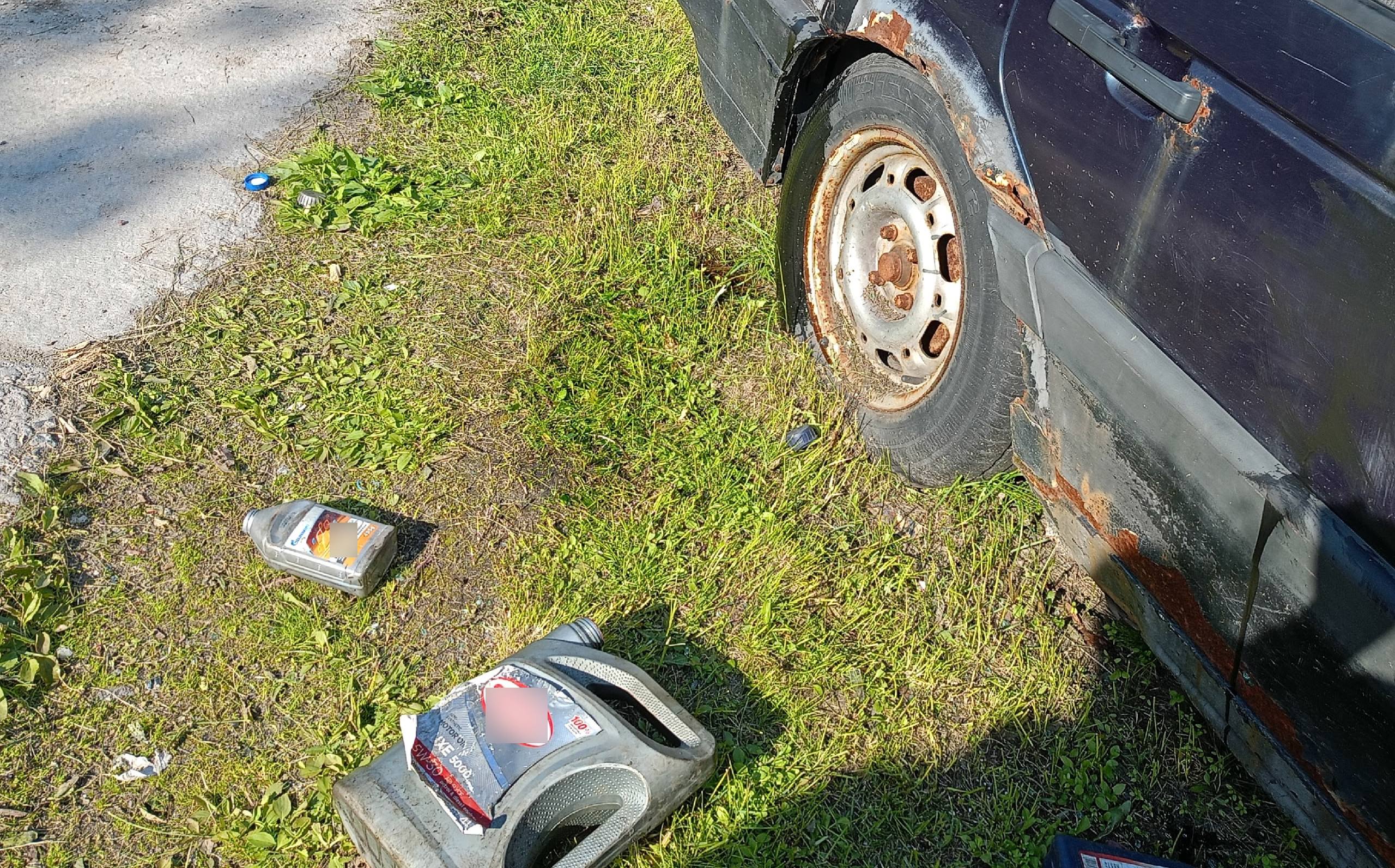 В Гаджиево дети «заправили» брошенное во дворе авто остатками масла и краски