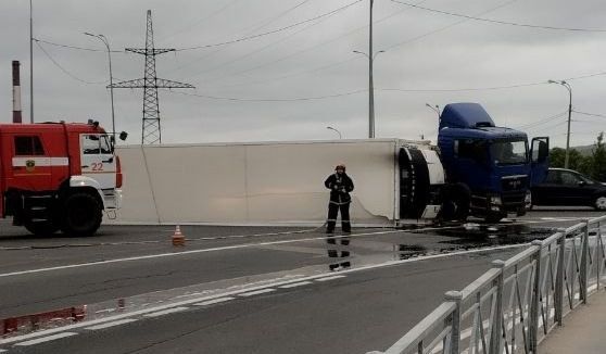 В Кольском округе опрокинулась фура