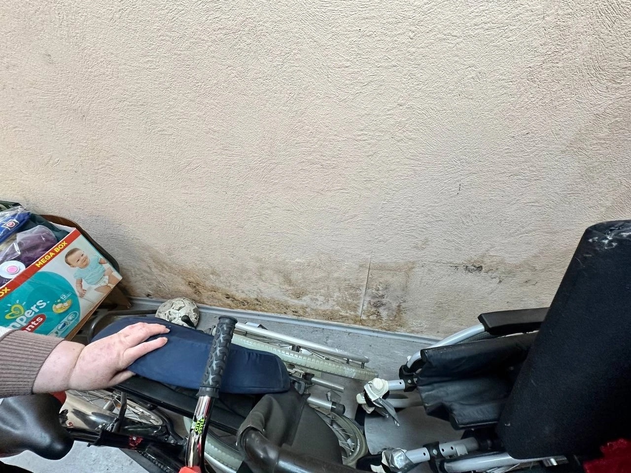 В Мурманске помещения Клуба инвалидов заливает водой — протечки фасада обещают устранить до 30 июня