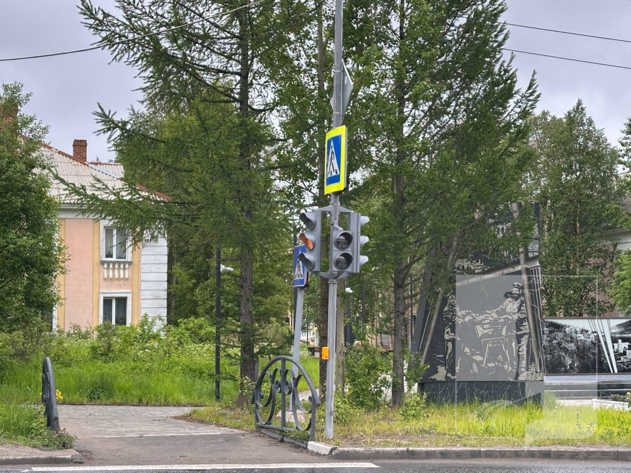 Возле мончегорского МФЦ установили светофор с кнопкой вызова