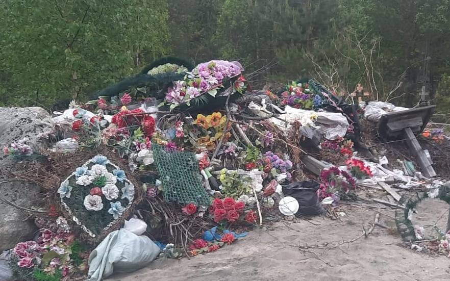Венки, кресты и мешки: кладбище в Кандалакше «зарастает» свалками